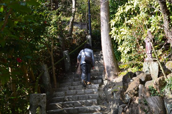杉本寺の本堂へ向かう階段