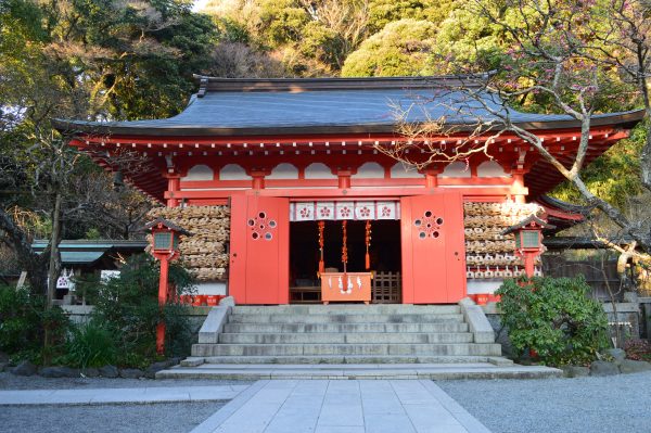 荏柄天神社の朱塗りの本堂