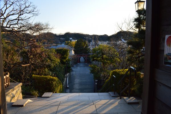 荏柄天神社山門からの眺め