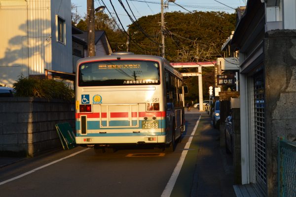 鎌倉宮の参道と京急バス