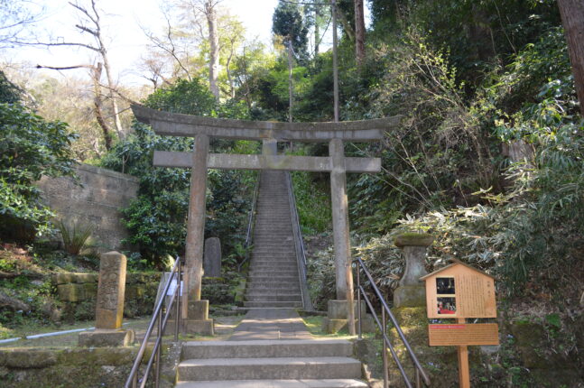 円覚寺の洪鐘への階段